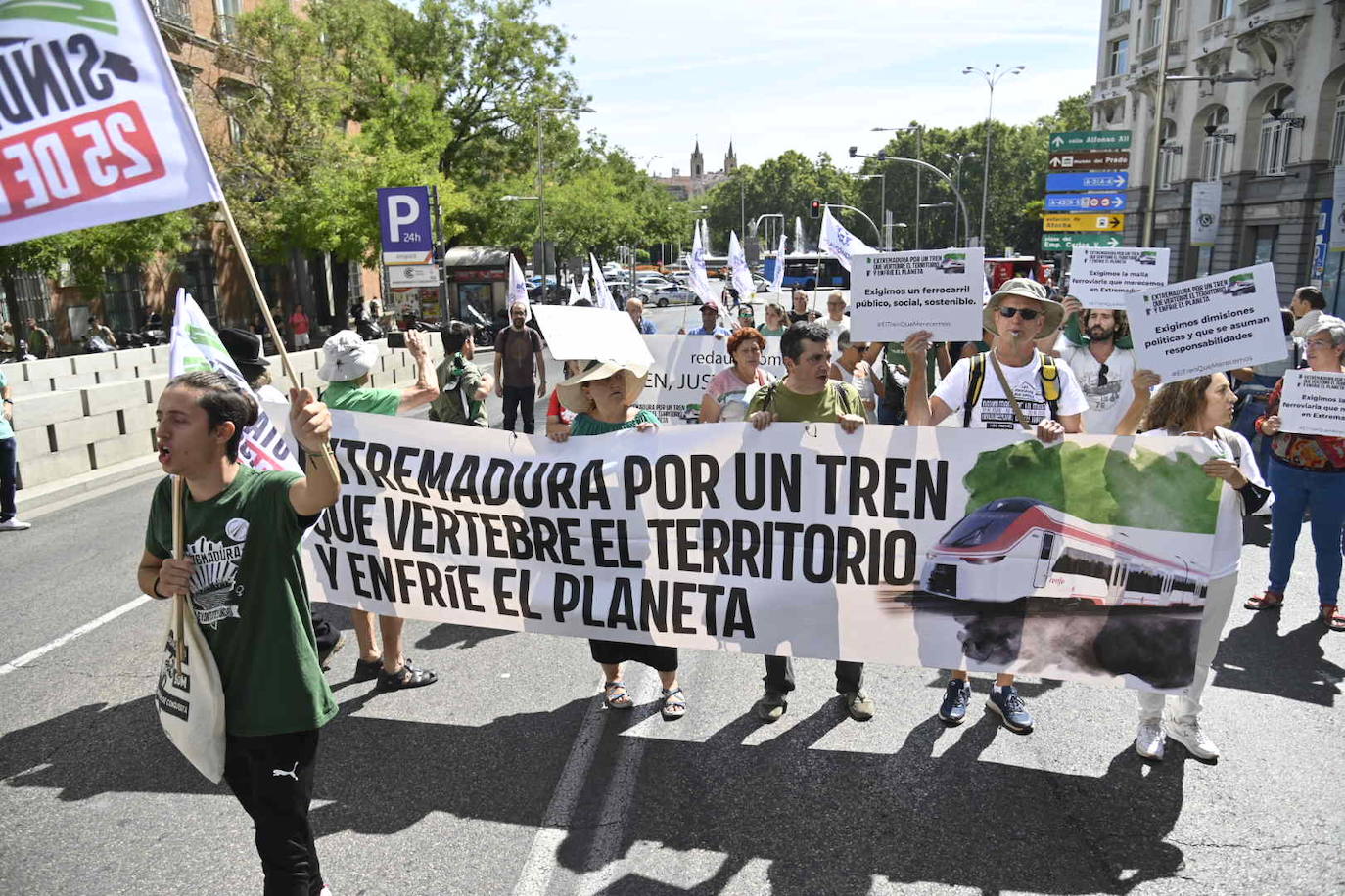 Fotos: La manifestación en Madrid por un tren digno para Extremadura