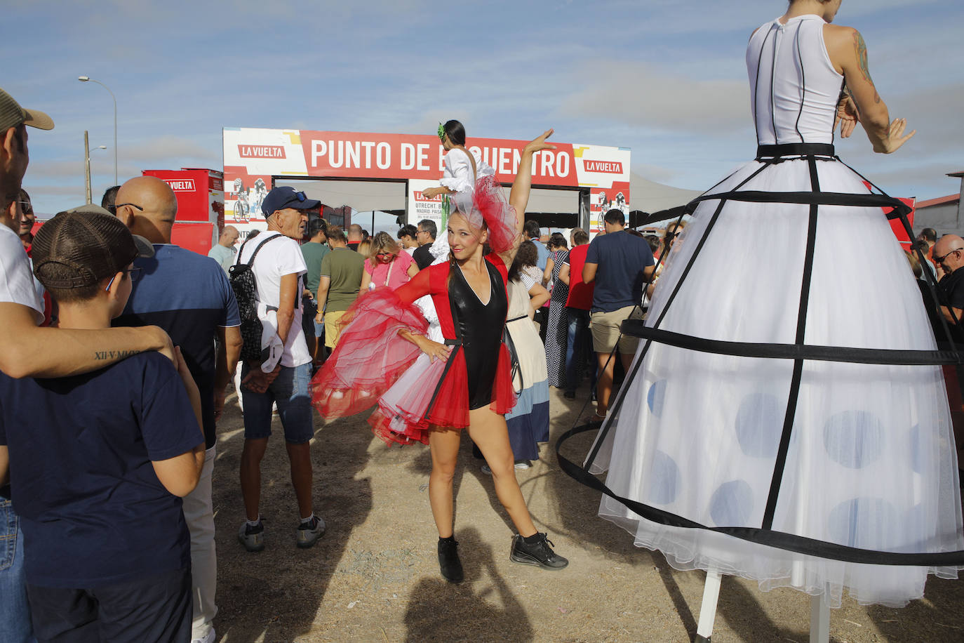 Cientos de personas arropan a la Vuelta en Trujillo