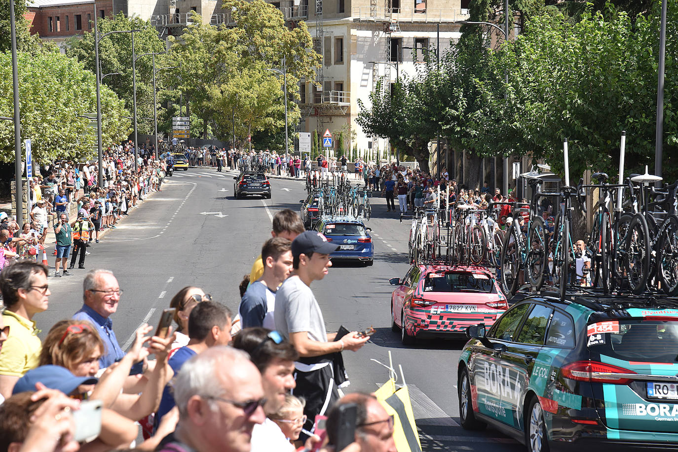 Ambiente al paso de la Vuelta por Plasencia. 