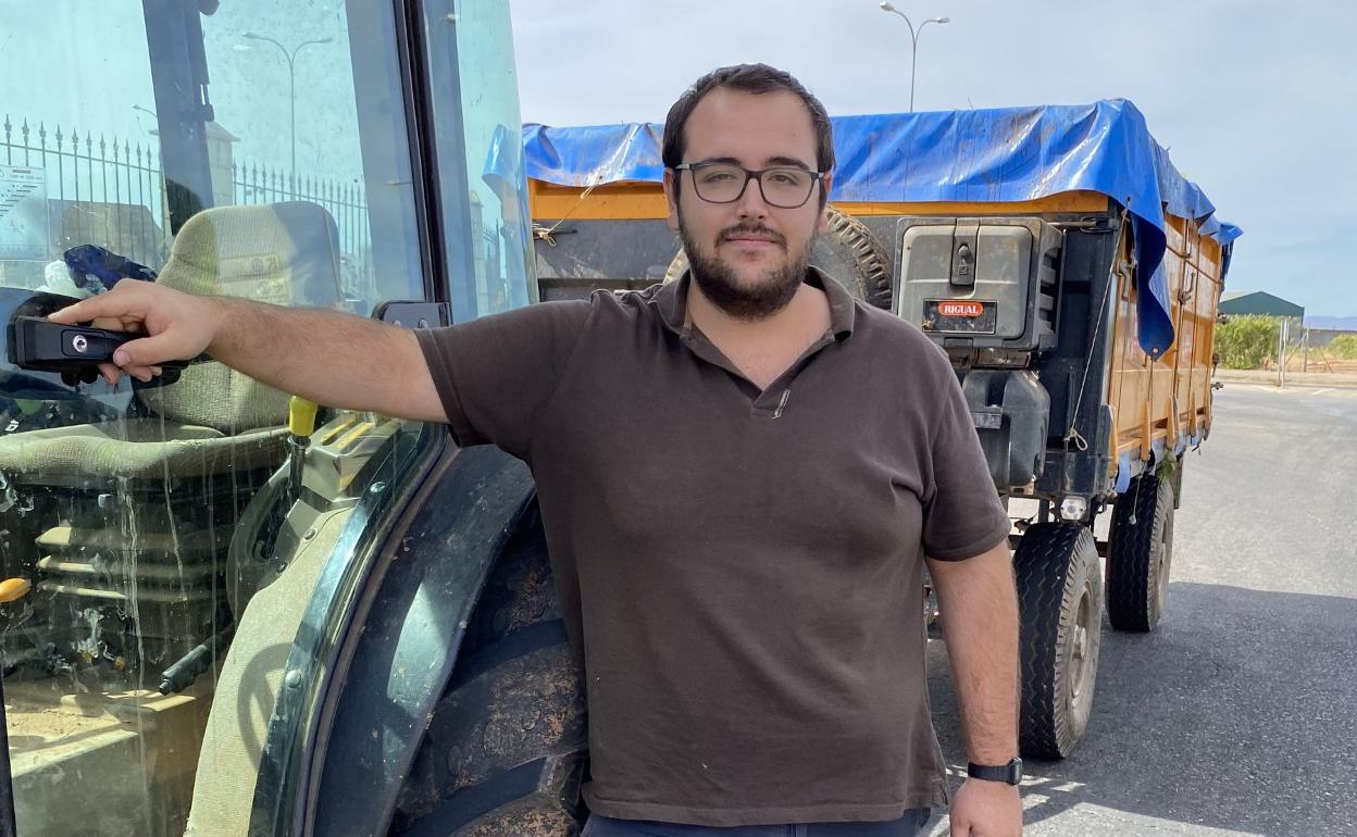 Manuel Gallardo junto a su tractor cargado de uva. 