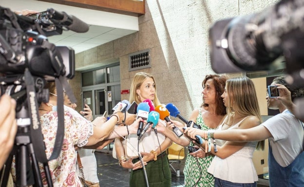 La abogada Sylvia Córdoba atendiendo a los medios el 4 a agosto en el Palacio de Justicia. 