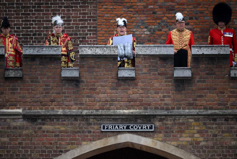 La figura más alta de la Nobilísima Orden de la Jarretera, rodeado por media docena de heraldos, ha sido el encargo de leer desde el balcón de St. James la proclamación de Carlos III.