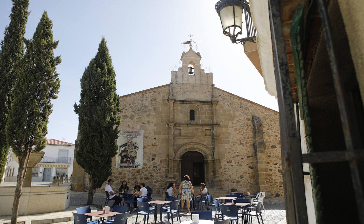 Fachada de la iglesia parroquial de Almoharín este domingo al mediodía.