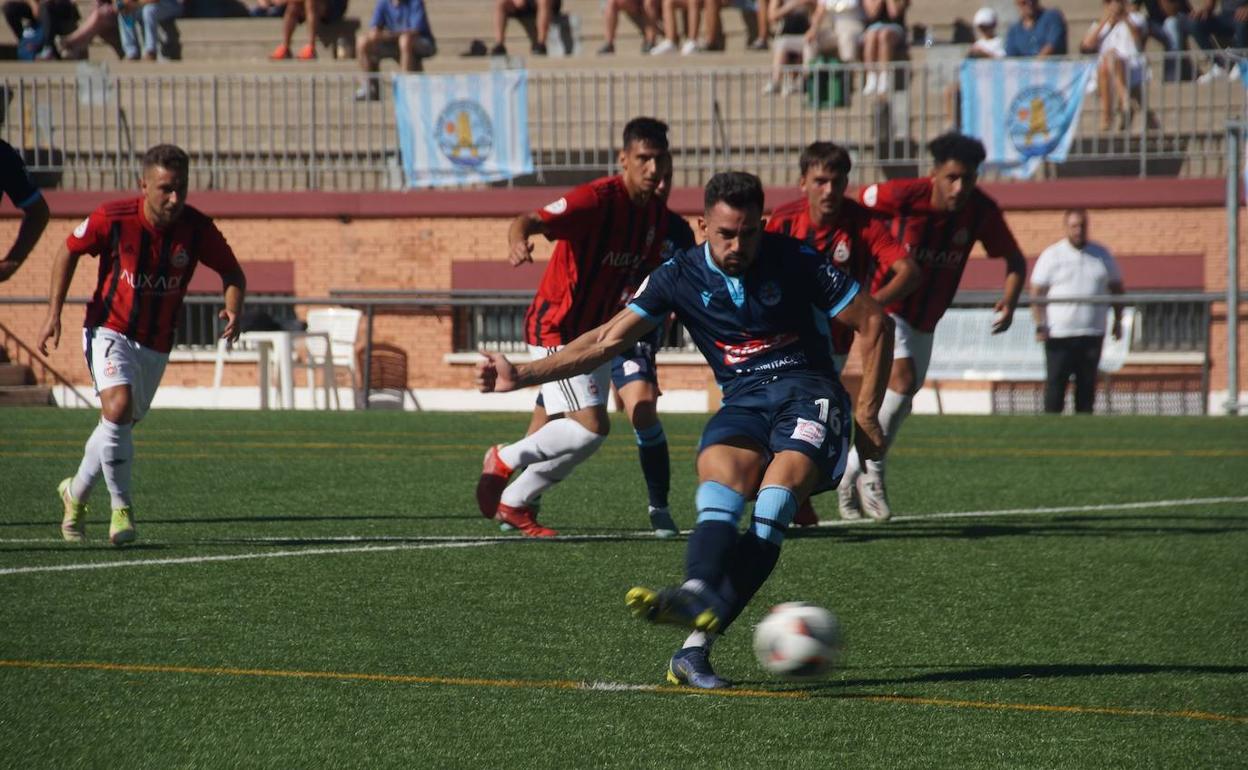 Nané en la ejecución del penalti que empataba momentáneamente el partido. 