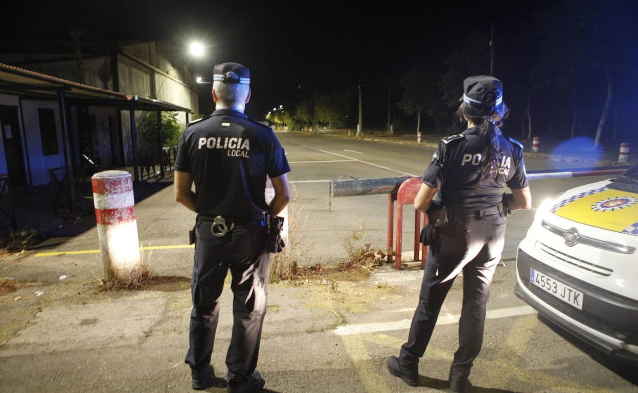 Imagen de archivo de agentes de la Policía Local de Cáceres en una intervención. 