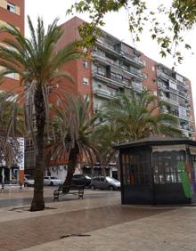 Imagen secundaria 2 - La comunidad ha instalado carteles y pegatinas pudiendo a los vecinos que cierren la puerta del portal.  PAKOPÍ