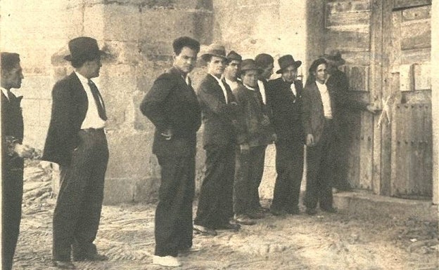 Vecinos muestran agujeros de bala en la puerta de la iglesia de Zarza de Granadilla. 