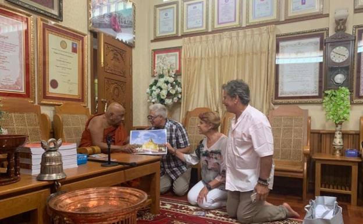 Reunión de José Manuel Vilanova, Pilar Acosta y Tomás Vela con el monje birmano Sitagu Sayadaw Gyl. 