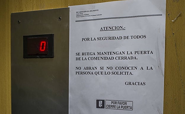Imagen principal - La comunidad ha instalado carteles y pegatinas pudiendo a los vecinos que cierren la puerta del portal.  PAKOPÍ