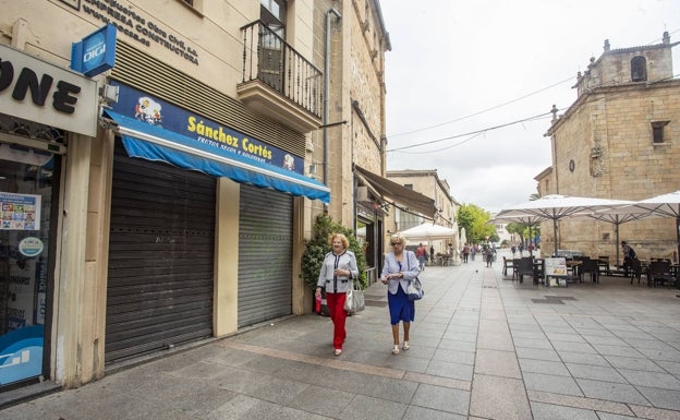 Sánchez Cortés cierra todas sus tiendas en Cáceres menos la de la galería de Cánovas