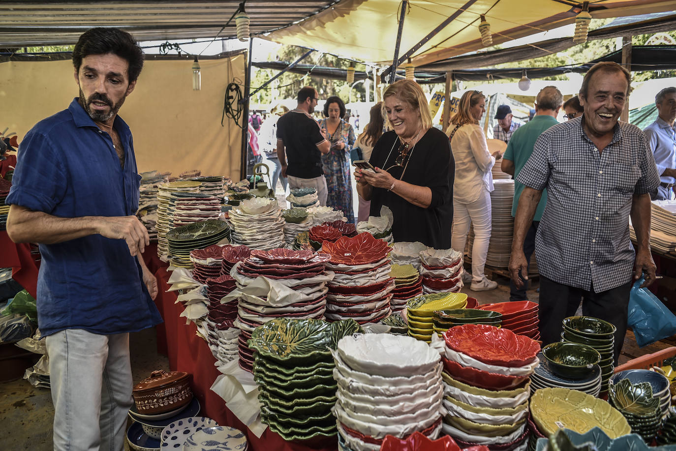 Pacenses comprando loza en la Feria de San Mateo