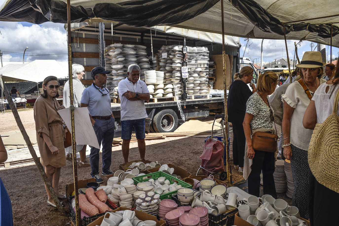 Pacenses comprando loza en la Feria de San Mateo
