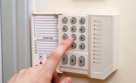 Una mujer activa una alarma de seguridad. 