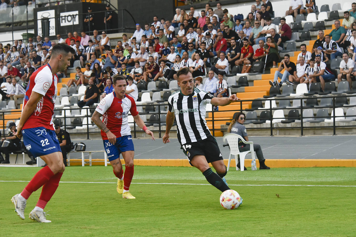 Fotos: El Algeciras tira de oficio y tumba al Badajoz