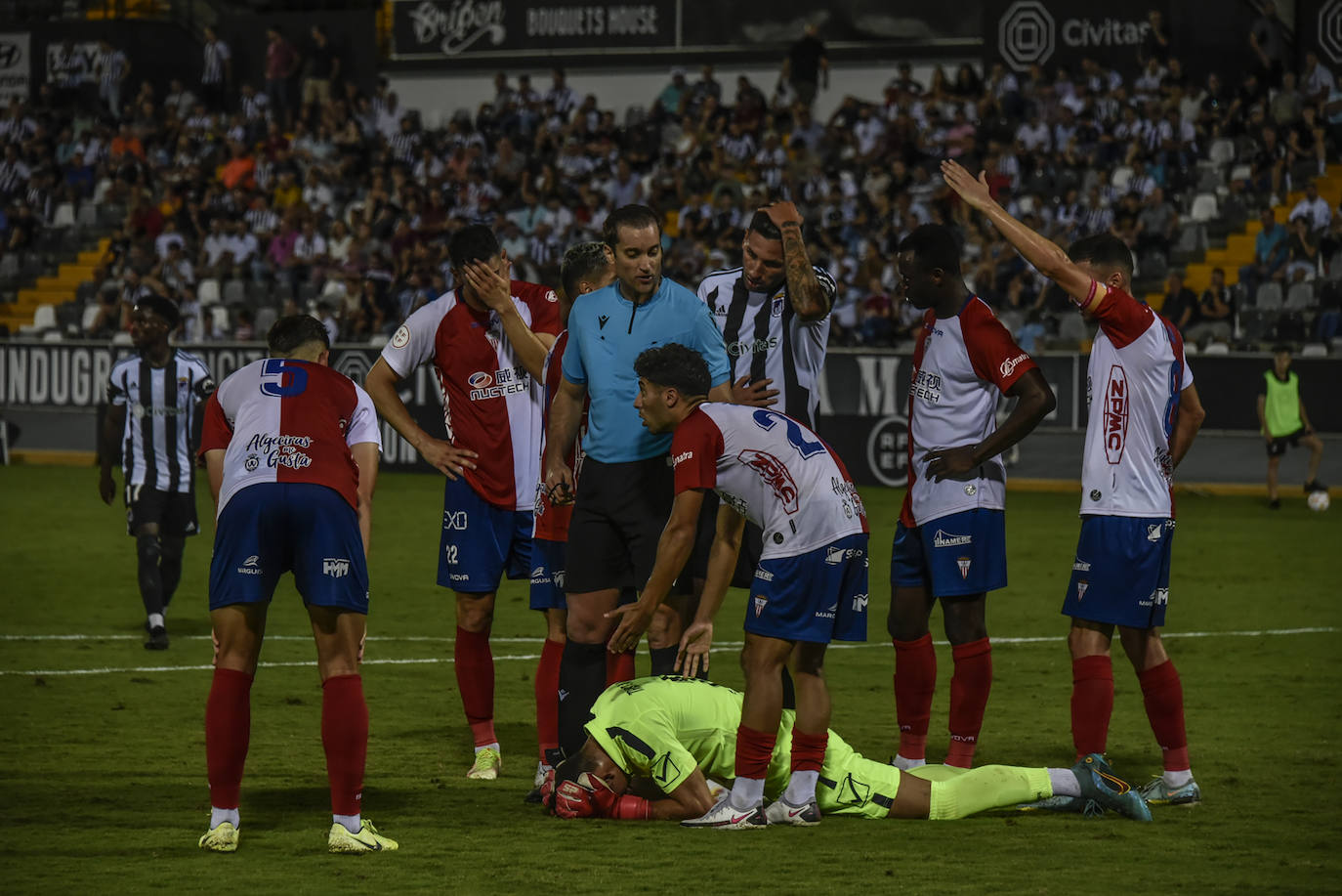 Fotos: El Algeciras tira de oficio y tumba al Badajoz