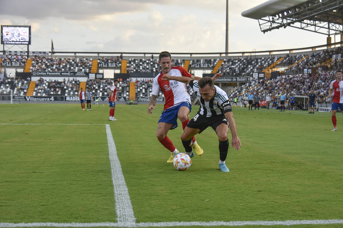 Fotos: El Algeciras tira de oficio y tumba al Badajoz