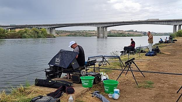 Pescadores practicando ayer en la zona de El Prado. 