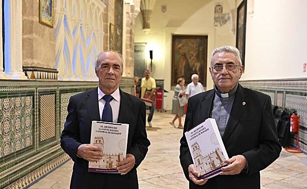 Tomás Pérez y Teodoro López, autores del libro, ayer tras su presentación en la Catedral. 