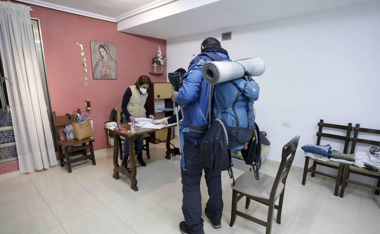 Un sintecho registrándose en un centro de acogida de Cáceres. 