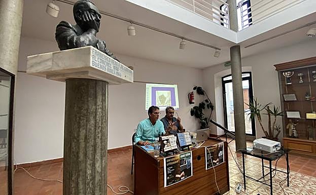 Manuel Piñana, presidente de la Asociación Cultural 'Amigos de Alconchel', presenta al activista Manuel Cañada, durante su conferencia. 