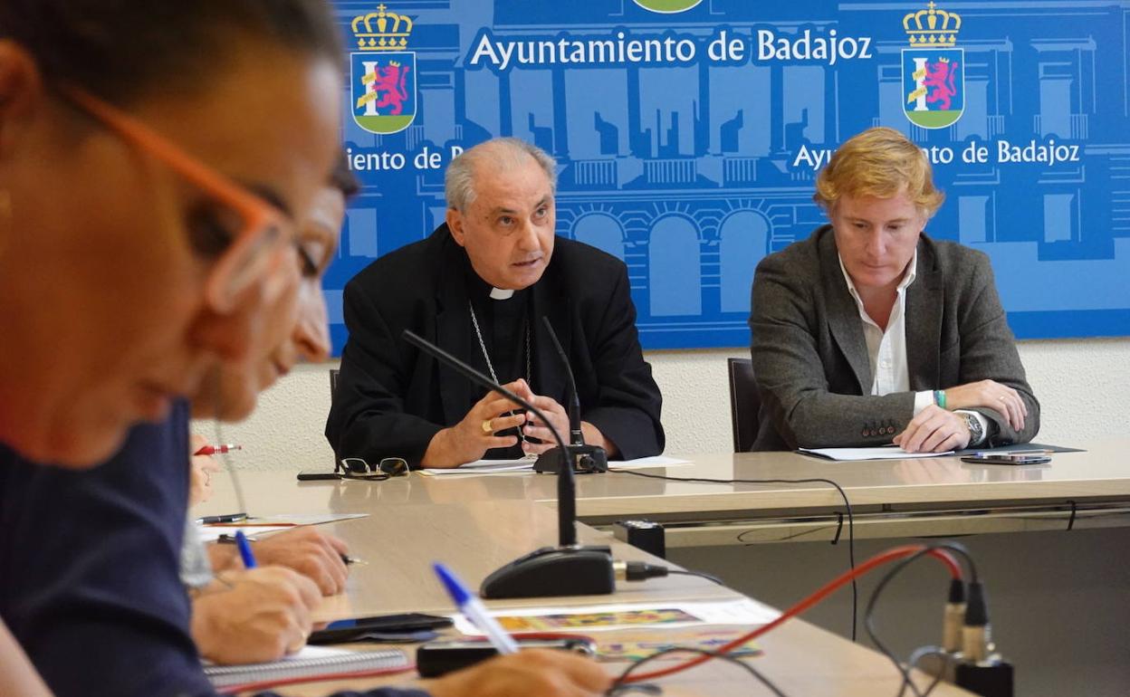 El arzobispo Celso Morga y el acalde Ignacio Gragera, esta mañana en Badajoz. 