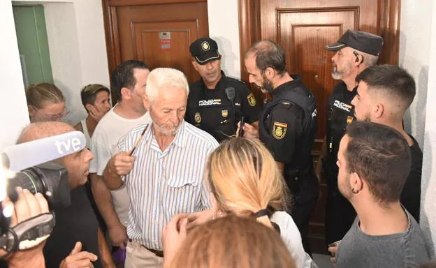 La Policía Nacional entra en el bloque del piso okupado para desalojar a los manifestantes del rellano. 