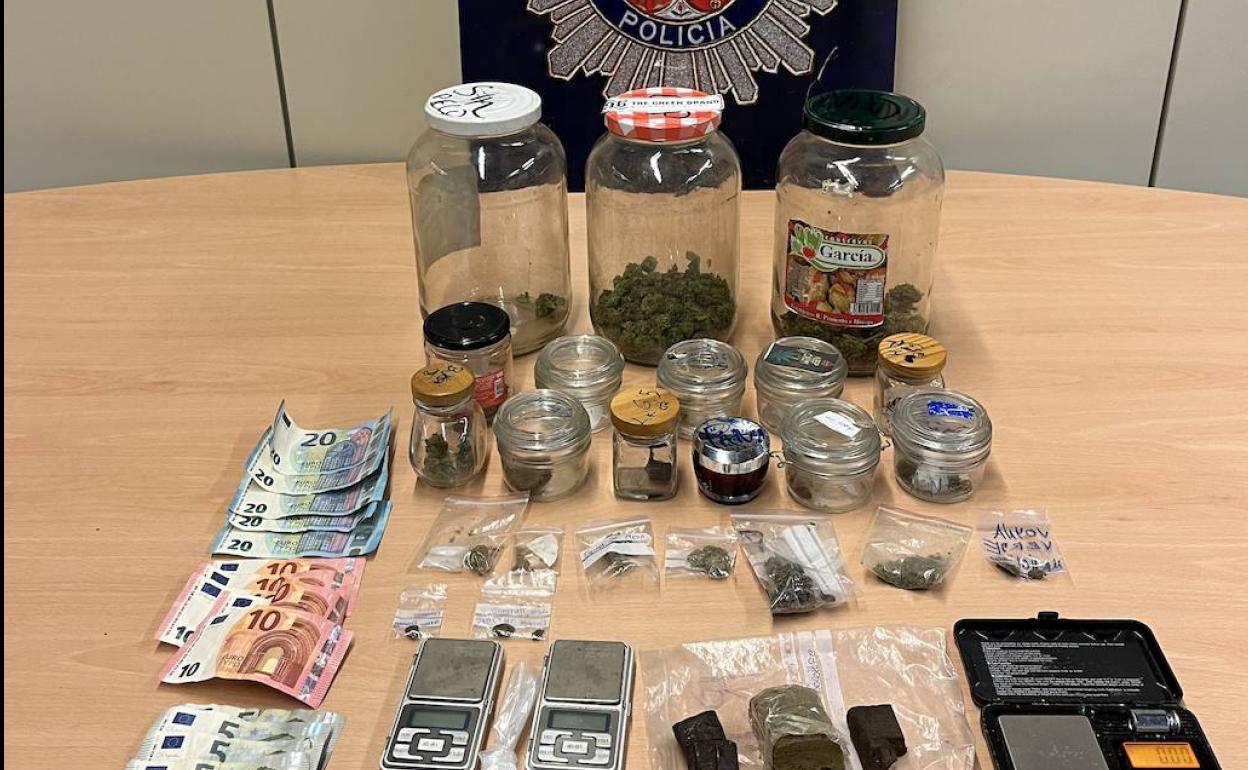 Estupefacientes, dinero y otros objetos intervenios por la Policía Nacional en el bar.