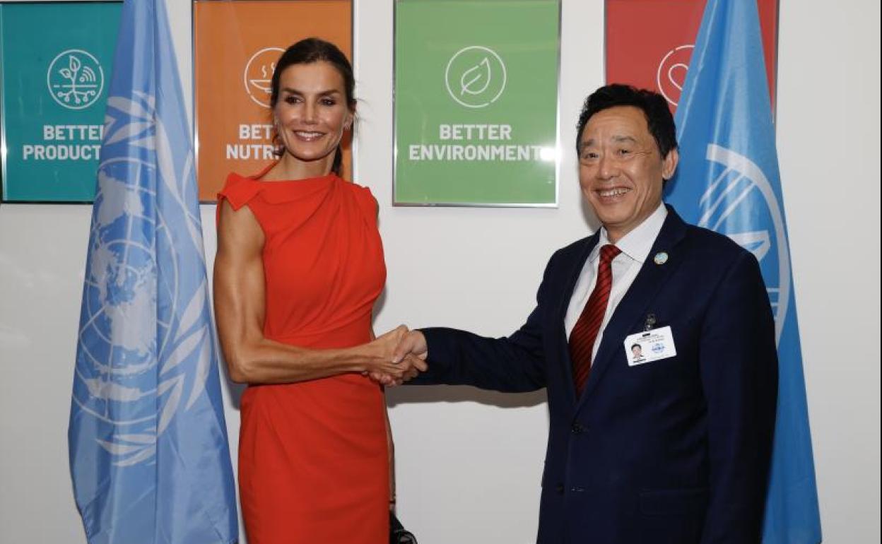 La reina Letizia saluda al director general de la Organización de las Naciones Unidas para la Alimentación y la Agricultura FAO, Qu Dongyu. 