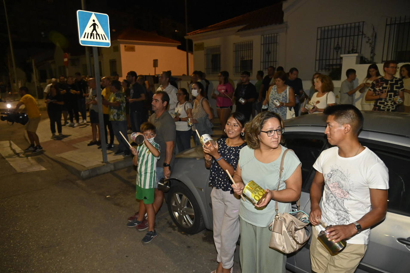 Vecinos protestando anoche en el rellano del piso okupado en Badajoz. 