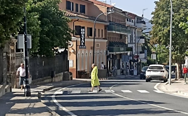 Cruzando la localidad con un 'discreto' albornoz verde. 