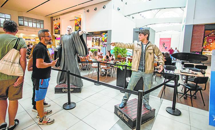 Exposición 'Fans of Magic Store' en el Ruga de la Plata