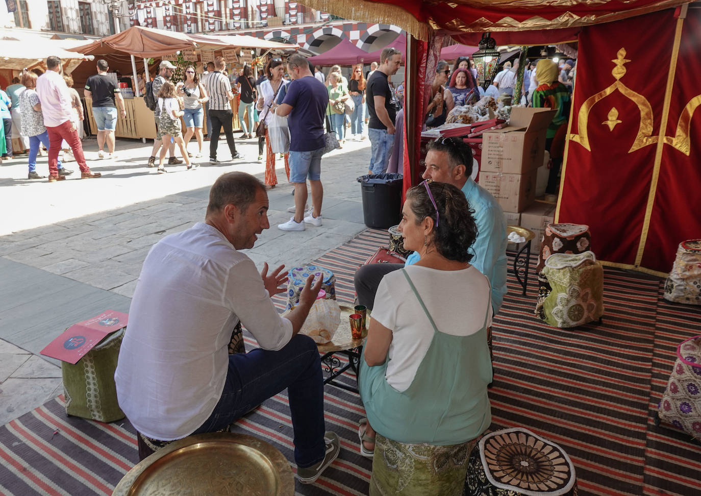 Tomando un té árabe.