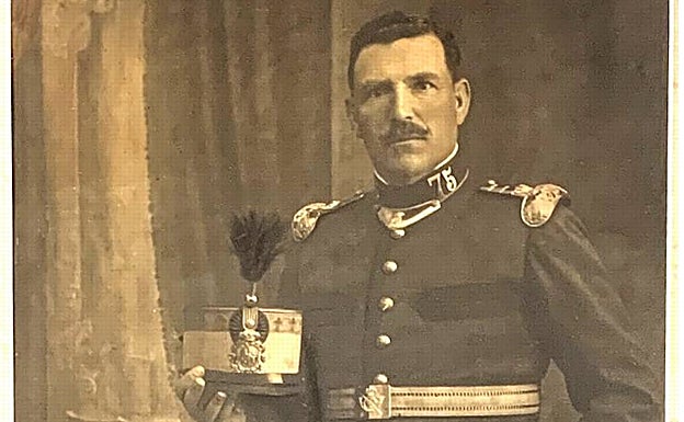 El alférez Mora Picado, natural de Hoyos (Cáceres), murió el 4 de septiembre de 1921 protegiendo un convoy. 