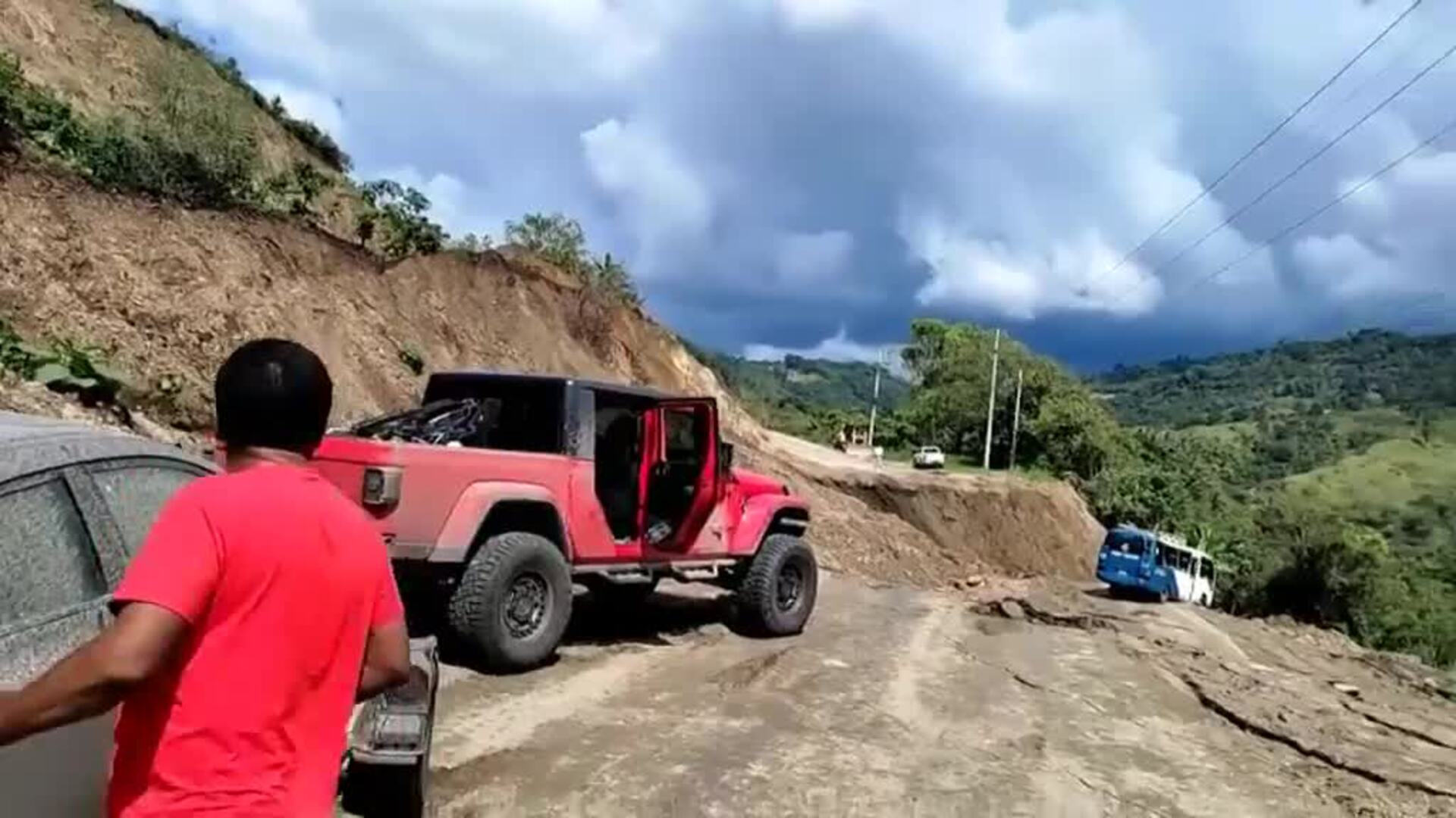 El derrumbe de una carretera en Honduras arrastra colina abajo un autobús