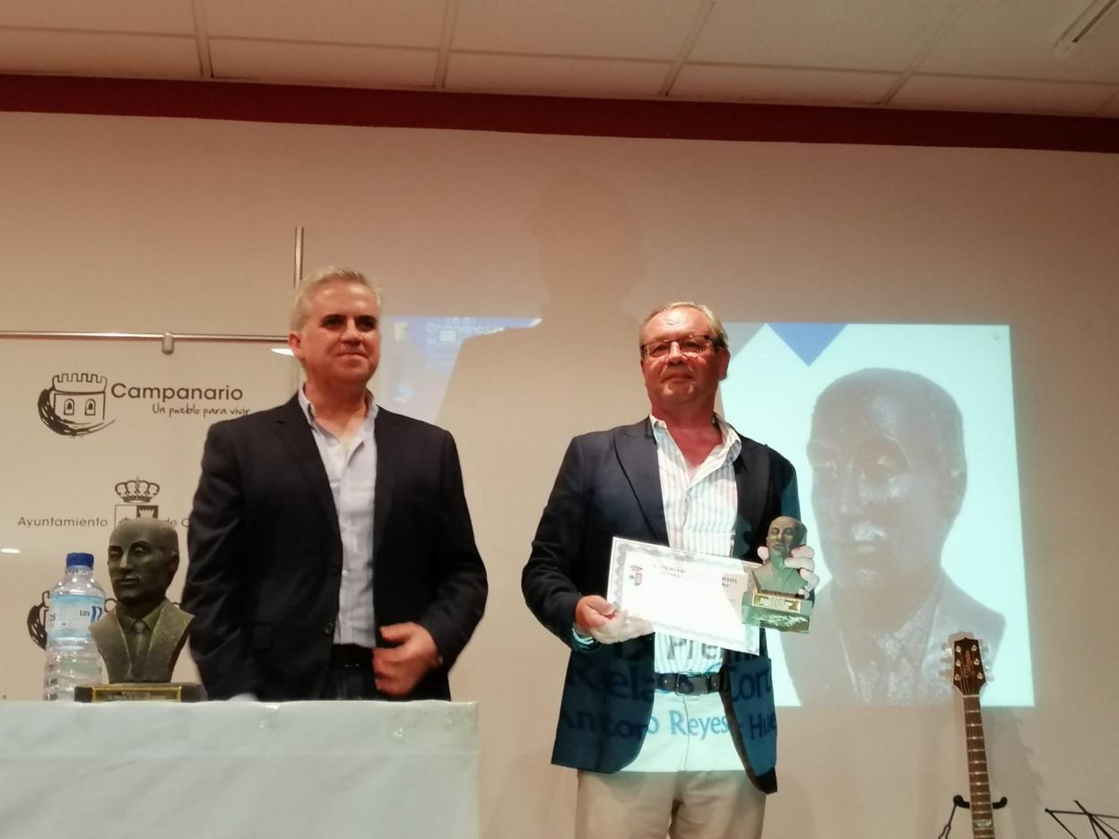 El ganador, Alfonso Barragán, junto al alcalde, Elías López. 