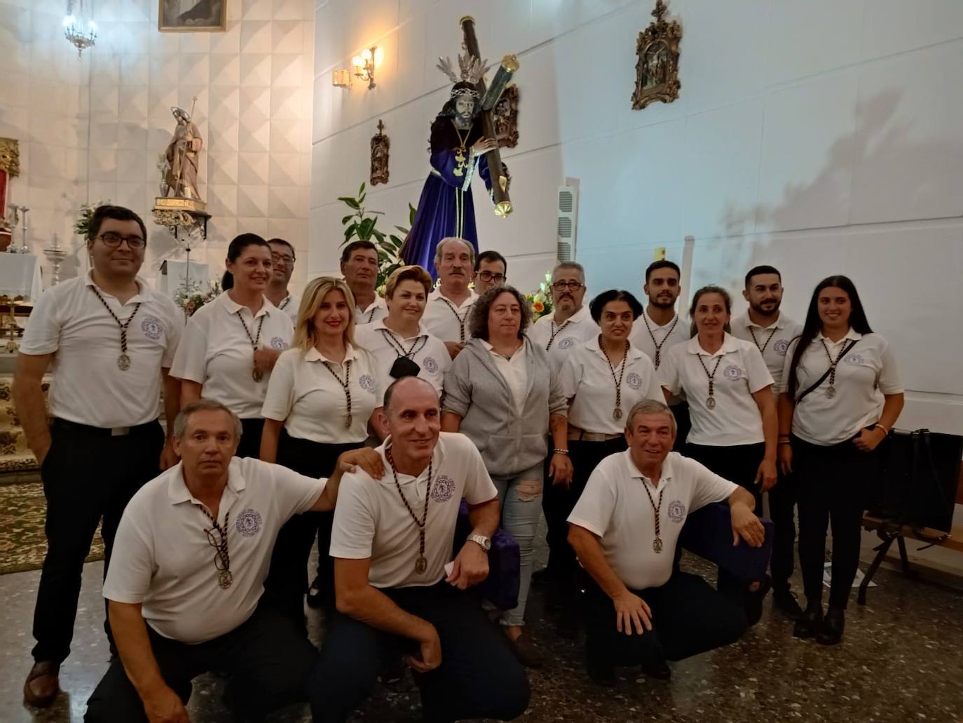 Miembros de la Hermandad del Cristo posan junto al paso del Nazareno, imagen titular de la cofradía, el pasado 14 de septiembre. 