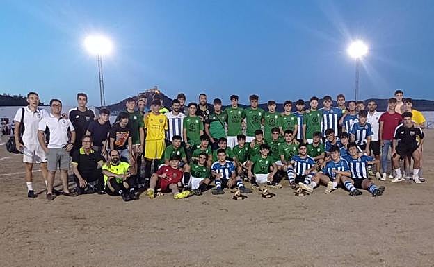 Imagen principal - Arriba, participantes en el Torneo de Fútbol organizado por el Club de Fútbol Alconchel. Abajo, a la izquierda, componentes de la Banda de Cornetas y Tambores 'Villa de Alconchel'. A la derecha, trofeos elaborados por Cerámica Artística Villanovense para las fiestas de este año. 