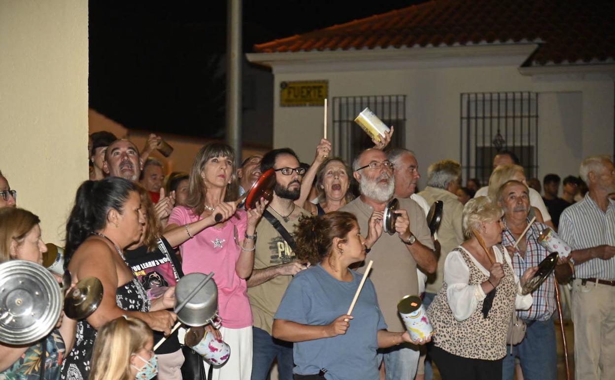 Cacerolada de los vecinos el miércoles pasado para protestar por la okupación de la calle Altozano. 