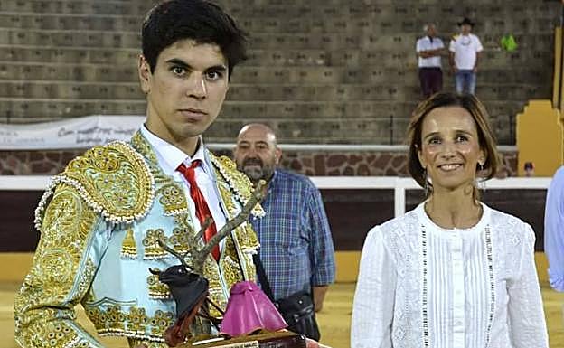 Imagen principal - Sergio Sánchez, Manuel León y Sergio Domínguez, en el certamen.