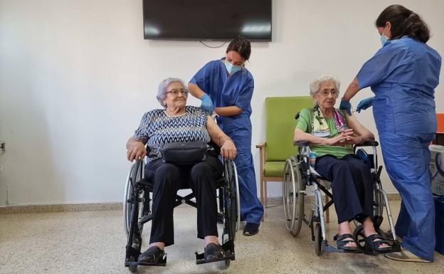 Inmunización con la cuarta dosis en la residencia de Arroyo de San Serván. 