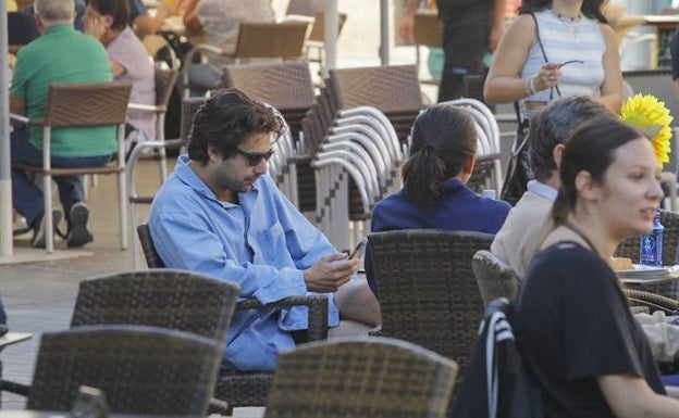 El actor Fabien Frankel, el pasado otoño en la Plaza de San Juan de Cáceres. 