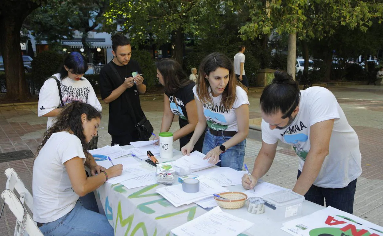 Recogida de firmas contra el decreto del litio en Cánovas. 