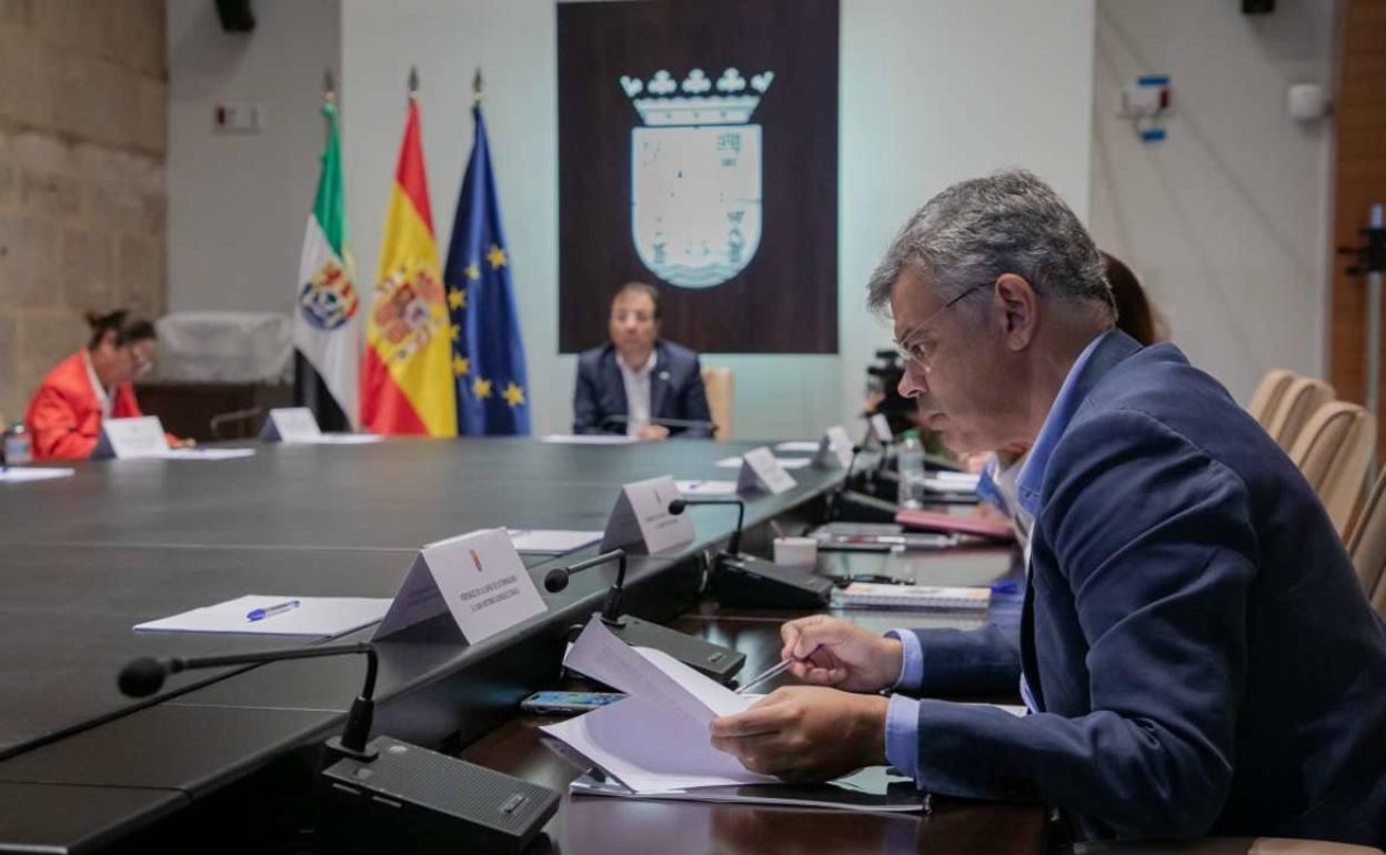 El portavoz de la Junta de Extremadura, Juan Antonio González, en una reunión del Consejo de Gobierno. 