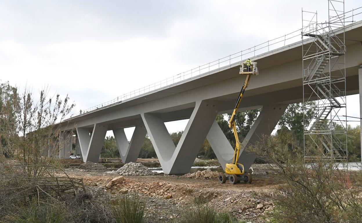 Obra del quinto puente sobre Badajoz dentro de la nueva ronda que circunvala la ciudad. 