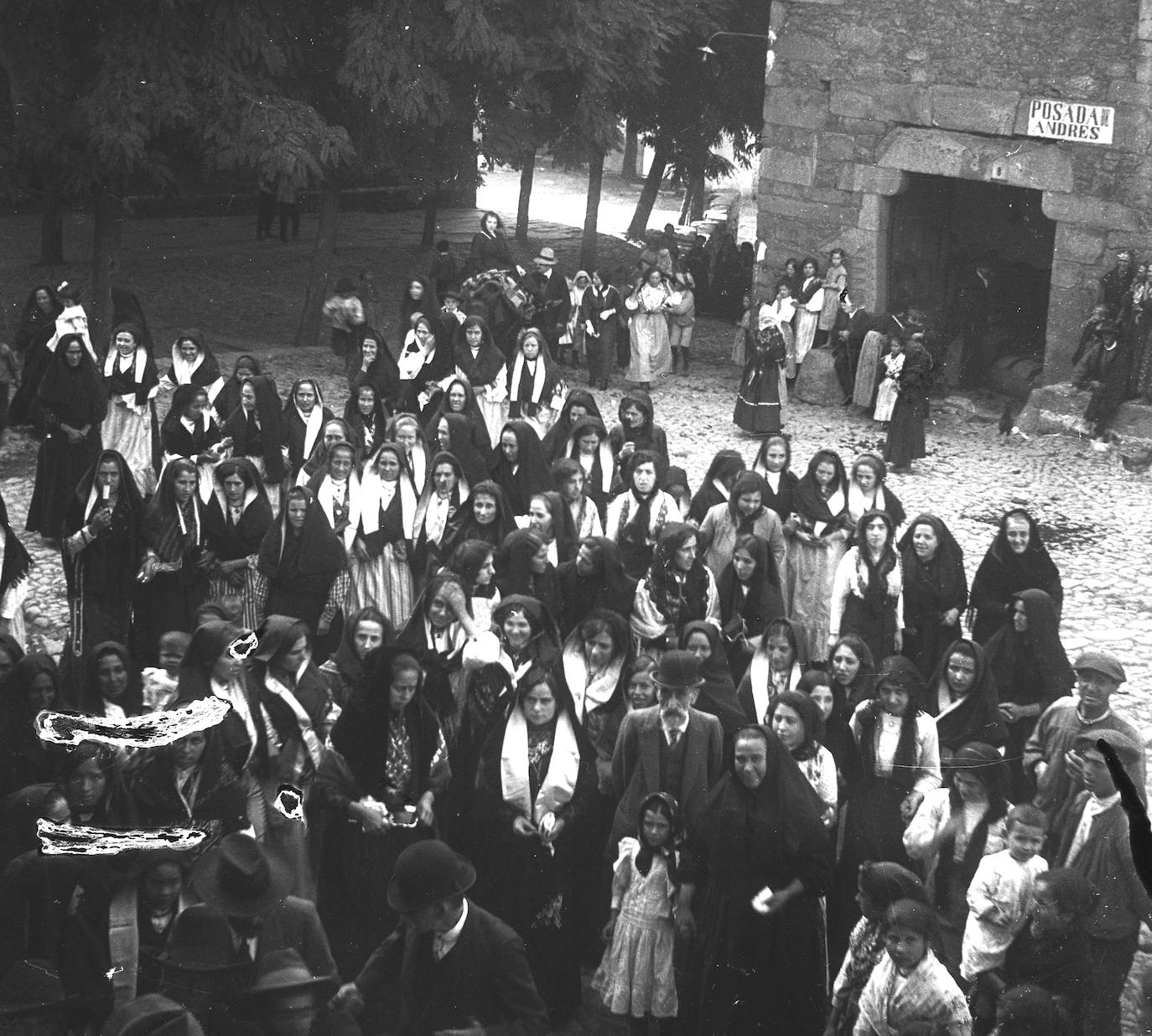 Gente posando para Alfaro junto a la Posada Andrés de Hoyos, que estaba situada en la plaza en la que ahora está el Ayuntamiento.
