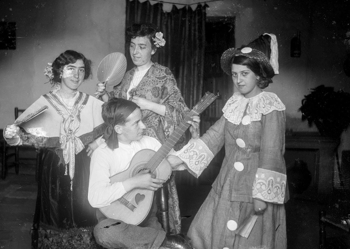 Fotografía de carnavales en 1913, con José Alfaro disfrazado de navarro con guitarra junto a su novia Elisa y dos hermanas de ella.