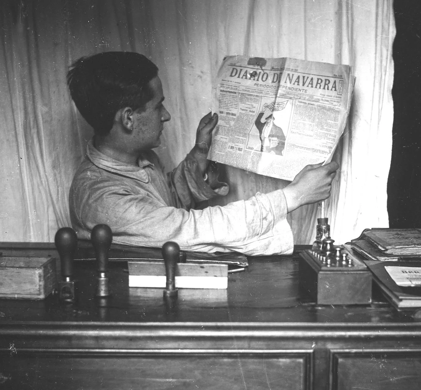 Autorretrato leyendo un ejemplar del Diario de Navarra de julio de 1913 en la estafeta de Hoyos.