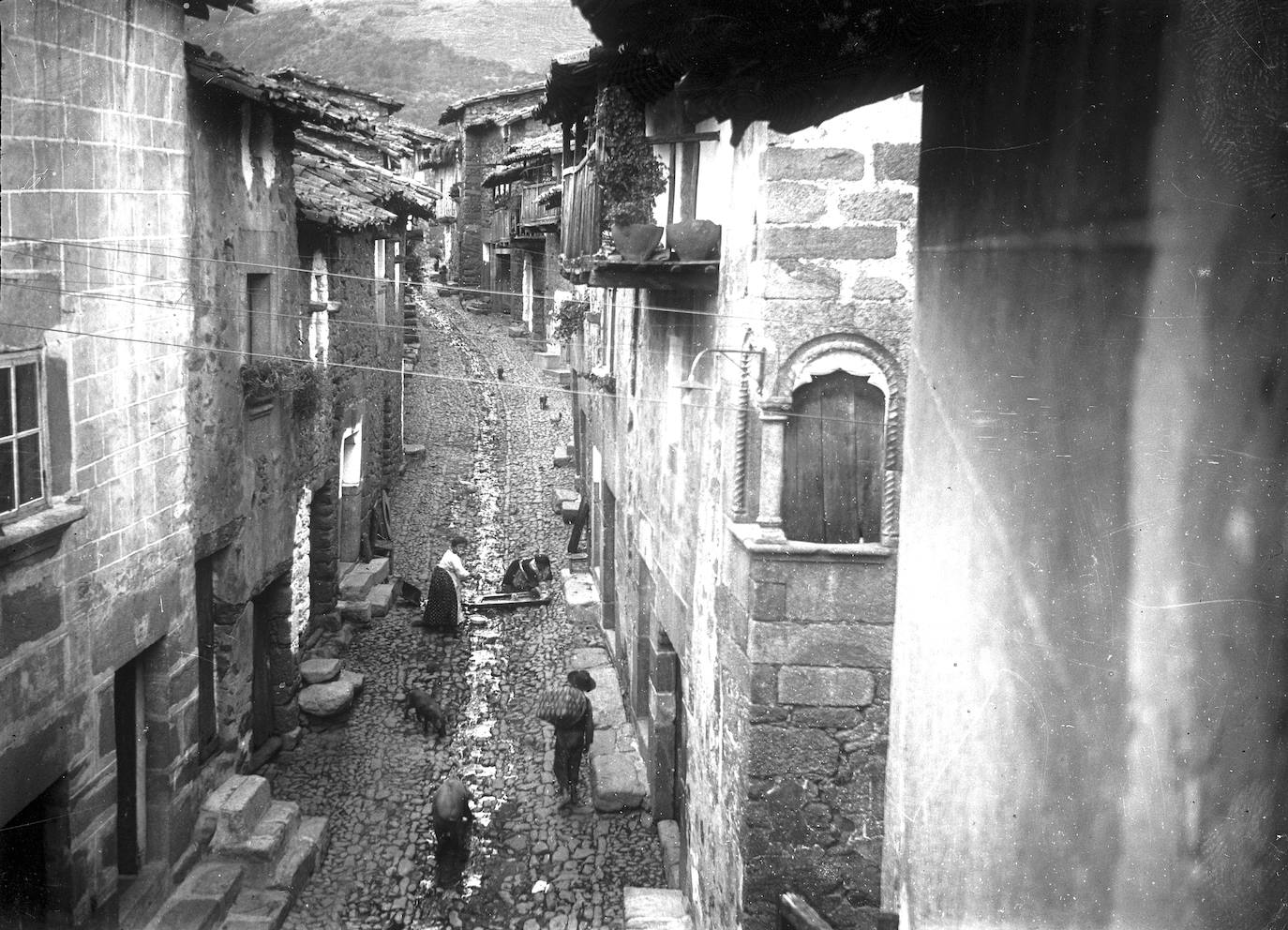 Fotografía del pamplonés José Alfaro Cillero de una calle de Hoyos en 1913.