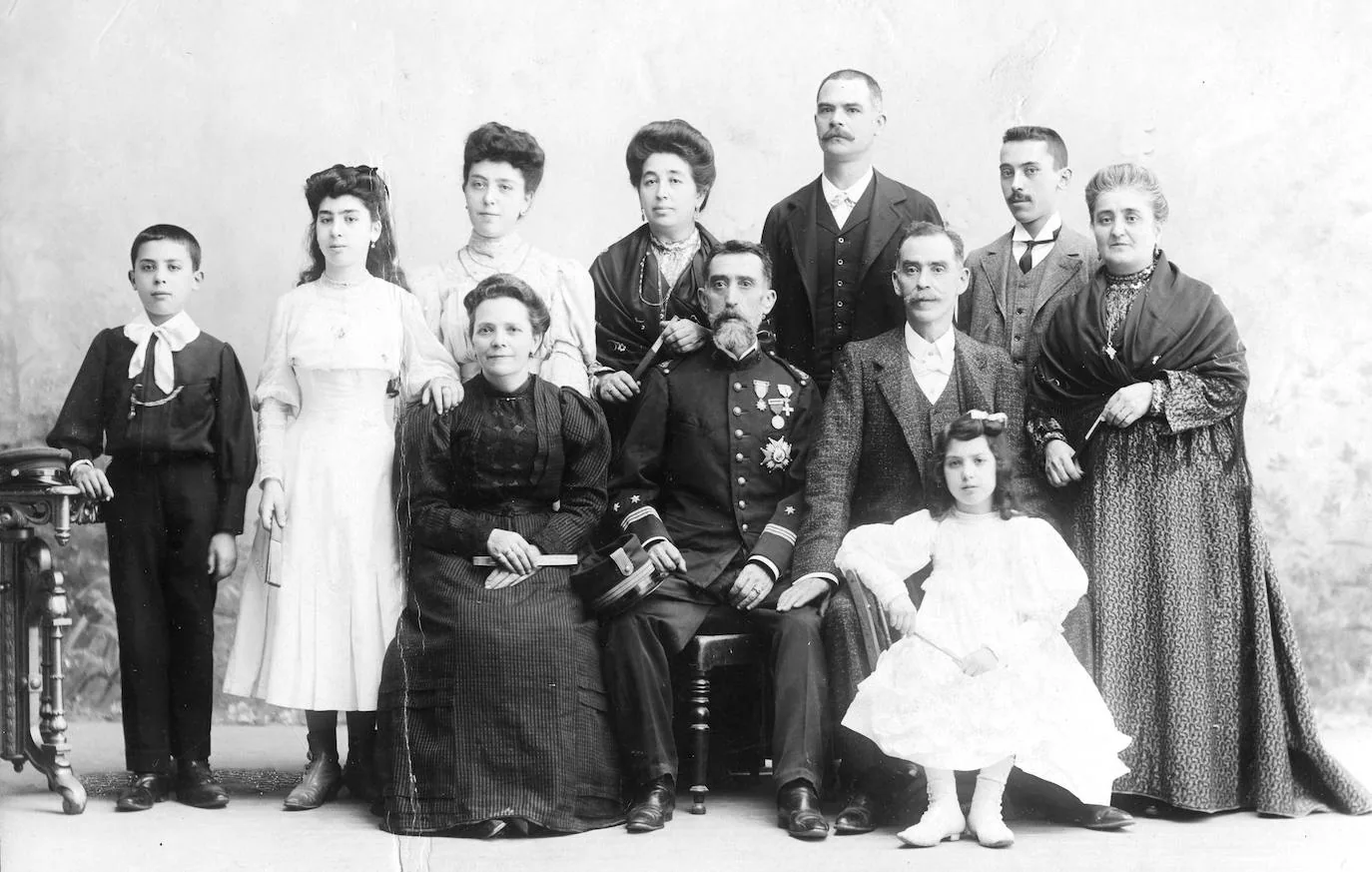 Fotografía de los hermanos Dionisio y Escolástico García Arroyo con sus familias, tomada alrededor de 1906. Elisa es la más pequeña.