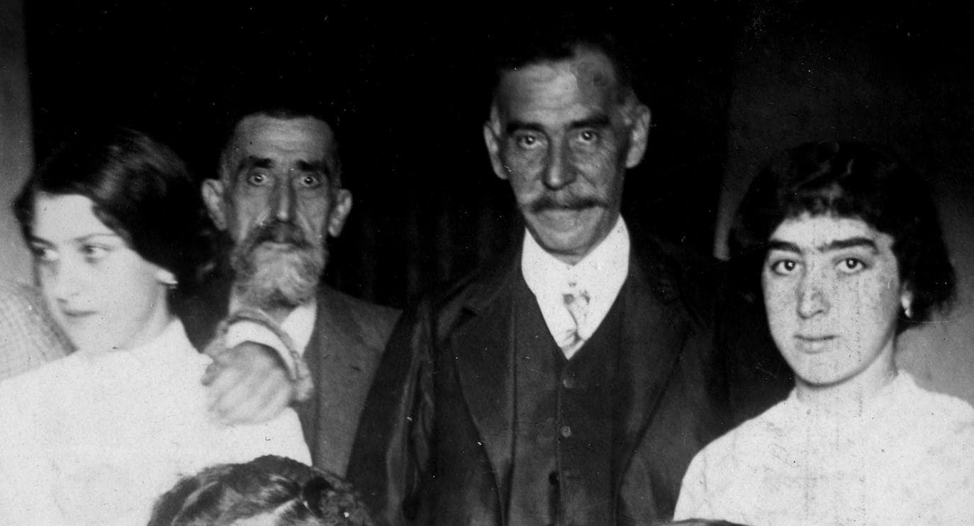 Los hermanos Dionisio y Escolástico en una fotografía familiar ya de mayores. Los dos hermanos estaban vinculados a Hoyos.